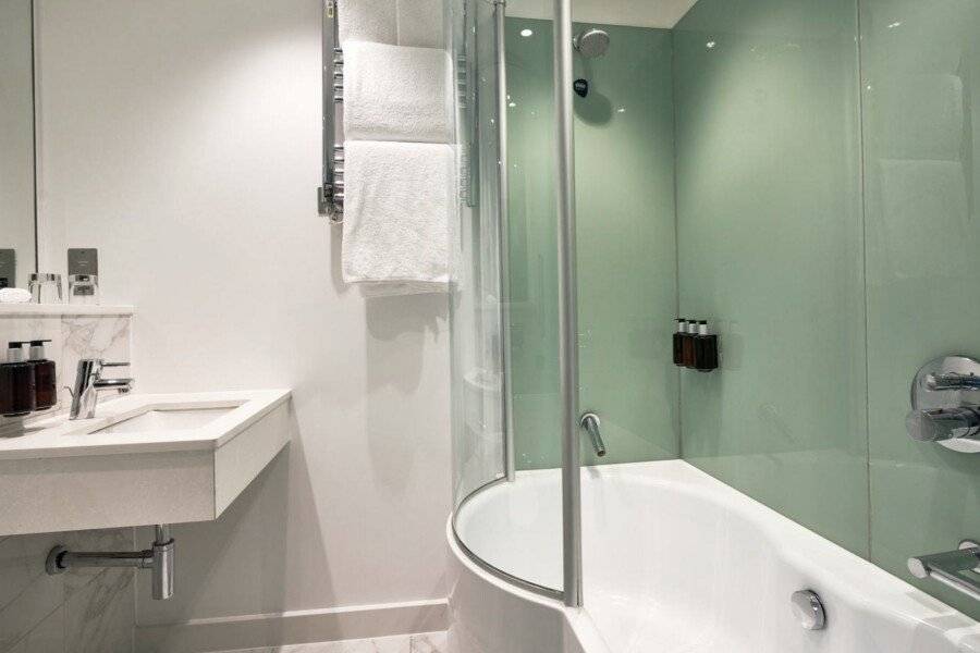 The Cumberland, London bathtub