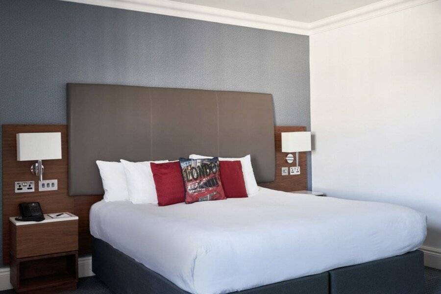 The Cumberland, London hotel bedroom