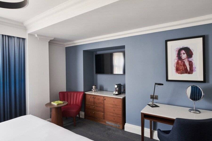 The Cumberland, London hotel bedroom