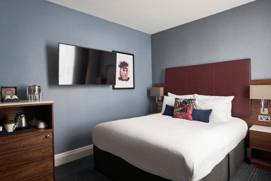 The Cumberland, London hotel bedroom