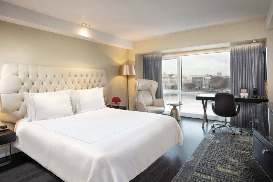 Park Plaza Riverbank hotel bedroom