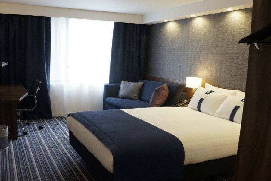 Holiday Inn Express Earls Court hotel bedroom