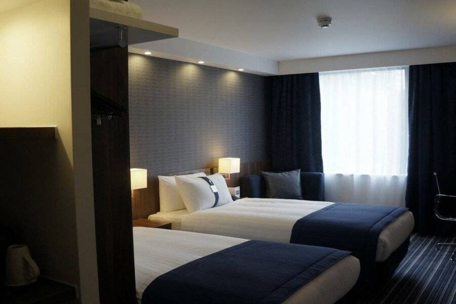 Holiday Inn Express Earls Court hotel bedroom