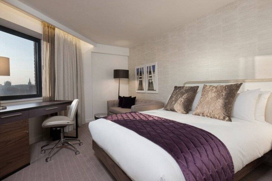 Crowne Plaza Kings Cross, an IHG Hotel hotel bedroom