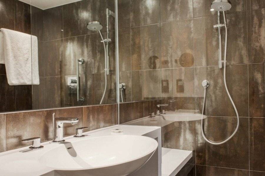 Crowne Plaza Kings Cross, an IHG Hotel bathtub