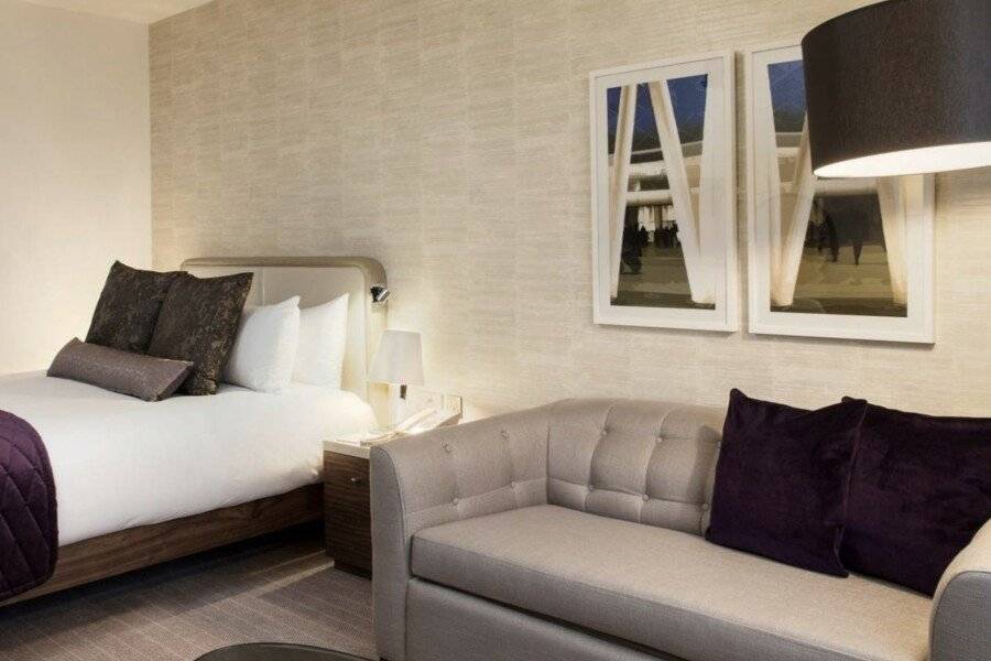 Crowne Plaza Kings Cross, an IHG Hotel hotel bedroom