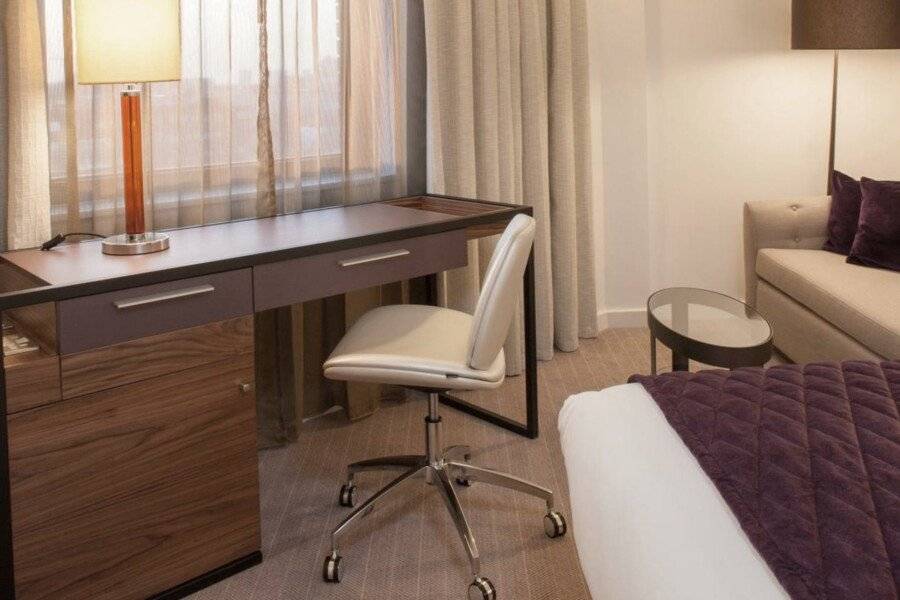 Crowne Plaza Kings Cross, an IHG Hotel hotel bedroom