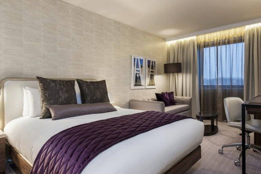 Crowne Plaza Kings Cross, an IHG Hotel hotel bedroom