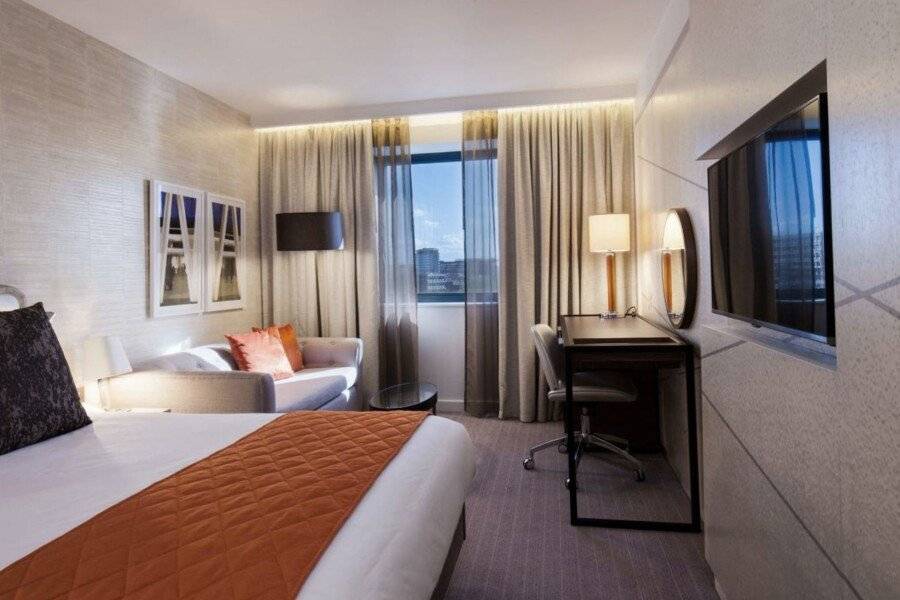 Crowne Plaza Kings Cross, an IHG Hotel hotel bedroom