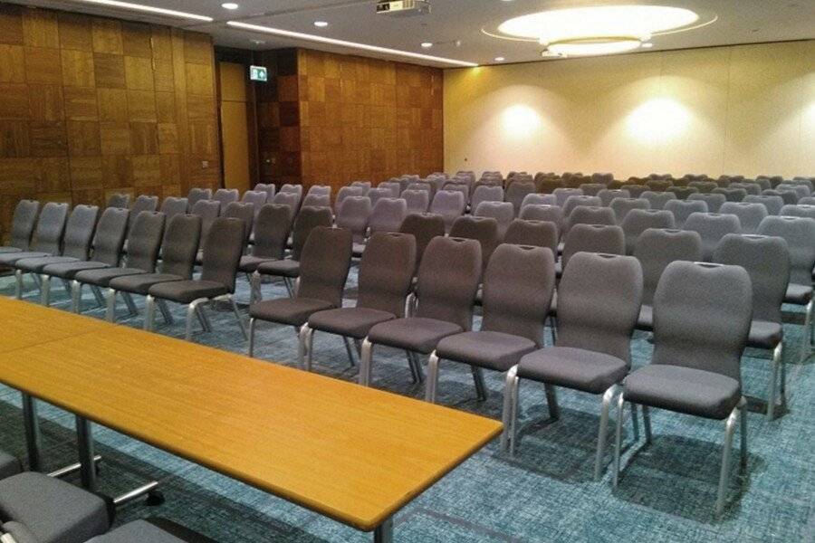 Crowne Plaza Kings Cross, an IHG Hotel conference room