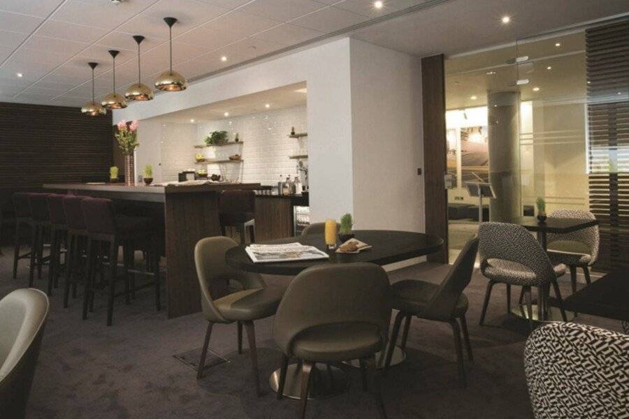 DoubleTree by Hilton Hotel - Tower of London restaurant, bar