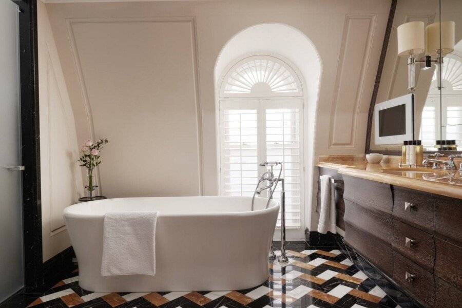 Corinthia London bathtub