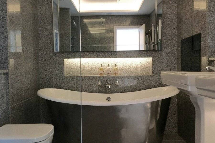 The Soho Hotel, Firmdale Hotels bathtub