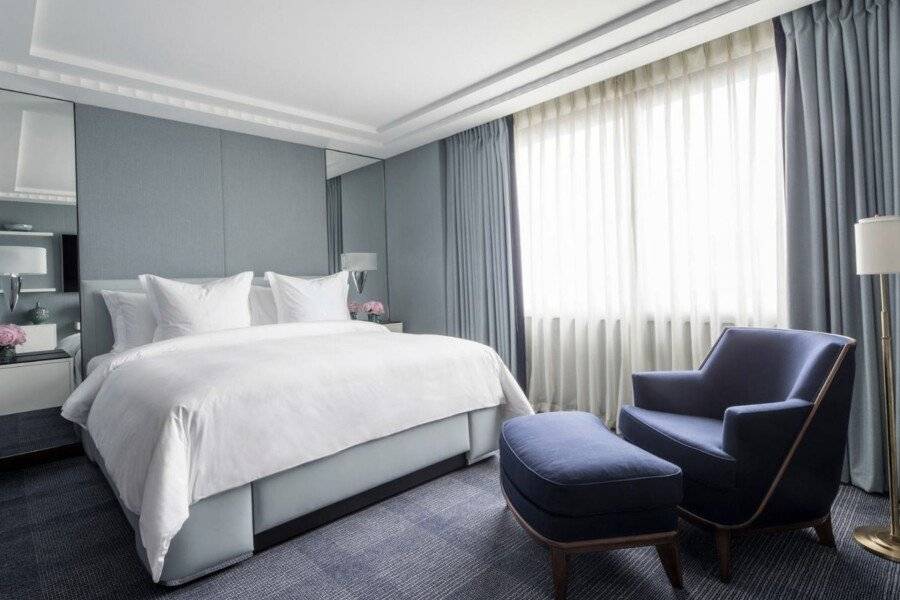 Four Seasons Hotel London at Park Lane hotel bedroom