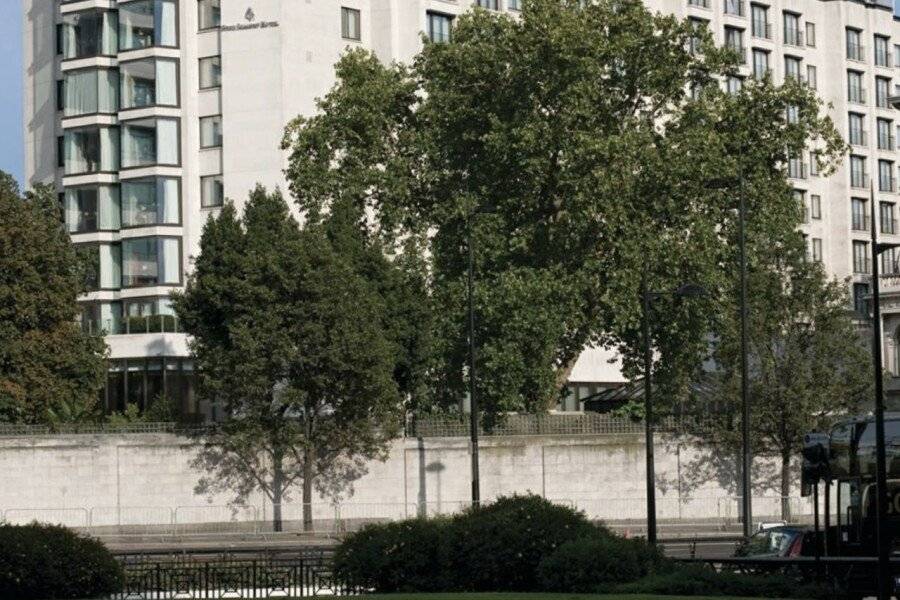 Four Seasons Hotel London at Park Lane facade