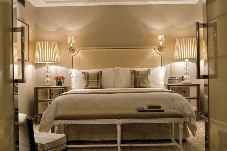 Four Seasons Hotel London at Park Lane hotel bedroom