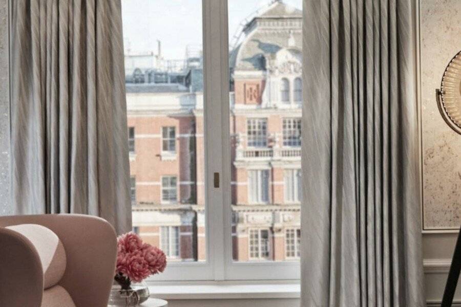 Mandarin Oriental Hyde Park hotel bedroom