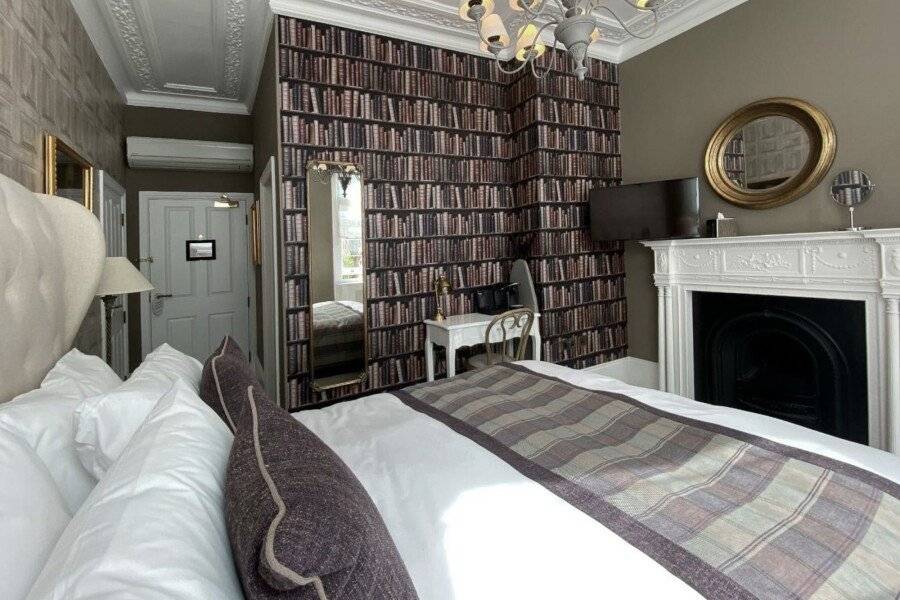 The Clerk &amp; Well Pub and Rooms hotel bedroom