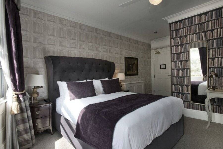 The Clerk &amp; Well Pub and Rooms hotel bedroom