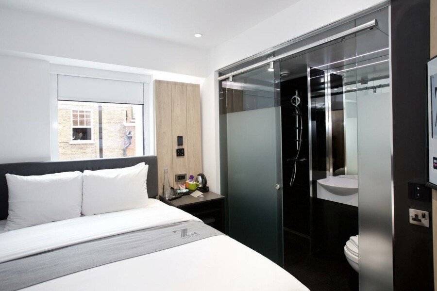 The Z Hotel Tottenham Court Road hotel bedroom