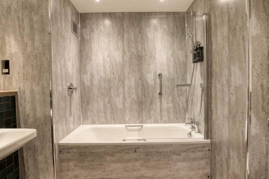 Royal National Hotel bathtub