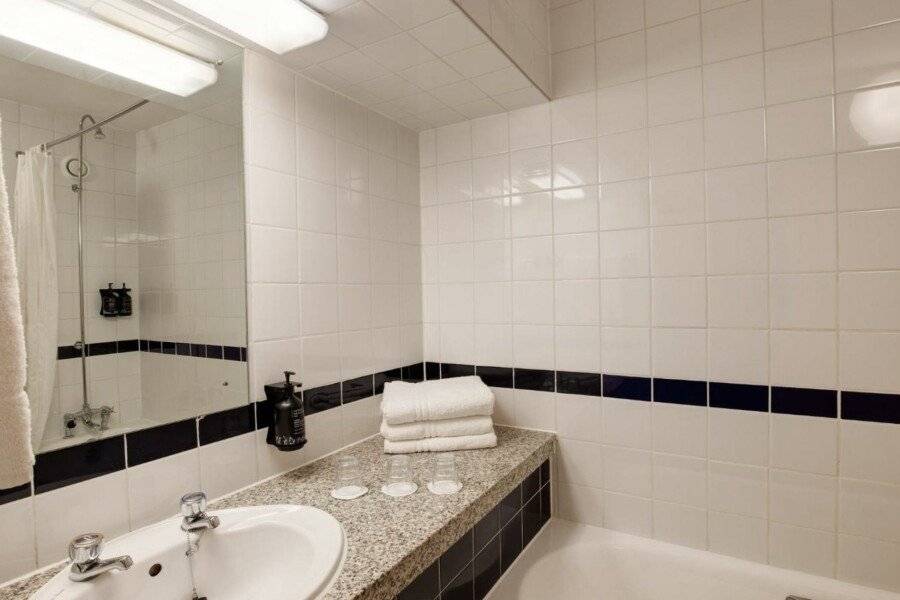 Royal National Hotel bathtub