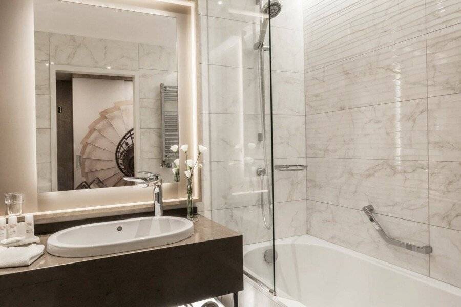 Radisson Blu Béke Hotel, Budapest bathtub