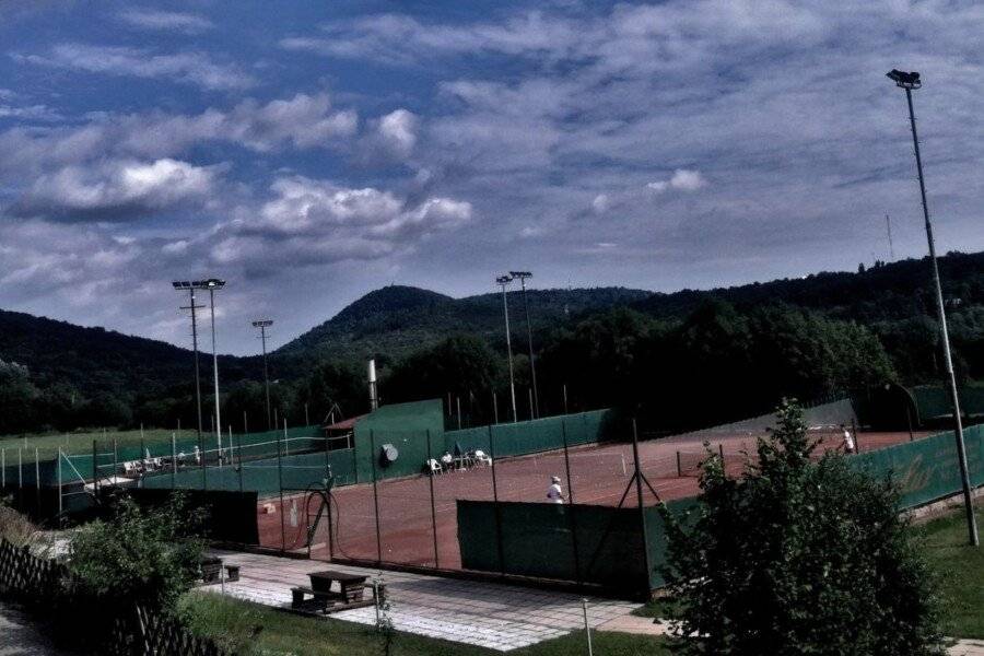 Petneházy Aparthotel tennis,mountain view