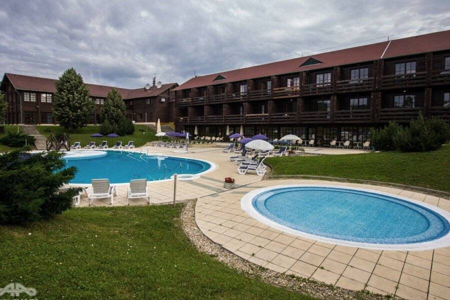 Petneházy Aparthotel outdoor pool,hotel facade