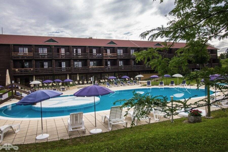 Petneházy Aparthotel outdoor pool,hotel facade