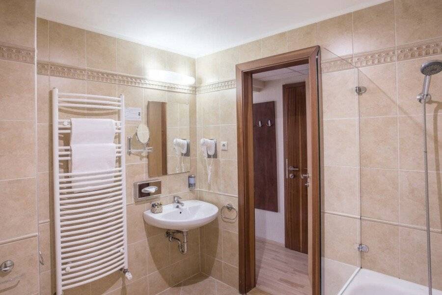 Holiday Beach Budapest Wellness Hotel with Sauna Park bathtub