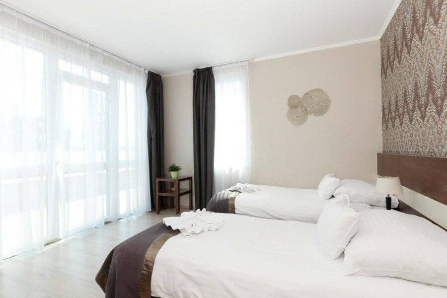 Holiday Beach Budapest Wellness Hotel with Sauna Park hotel bedroom,balcony