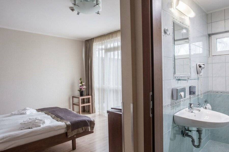 Holiday Beach Budapest Wellness Hotel with Sauna Park hotel bedroom