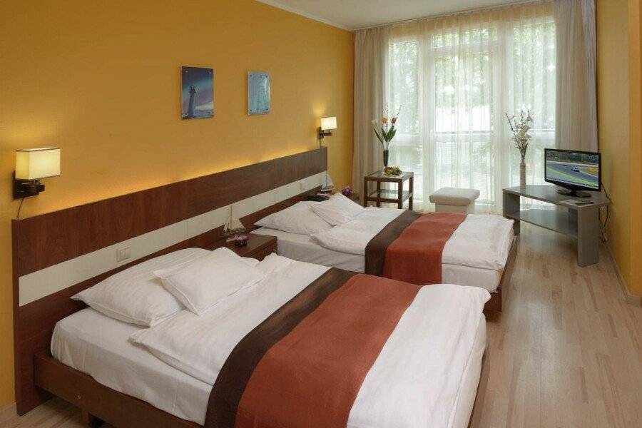 Holiday Beach Budapest Wellness Hotel with Sauna Park hotel bedroom