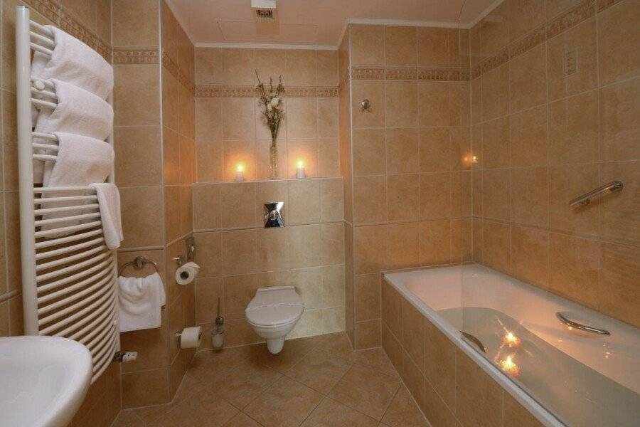 Holiday Beach Budapest Wellness Hotel with Sauna Park bathtub,spa,