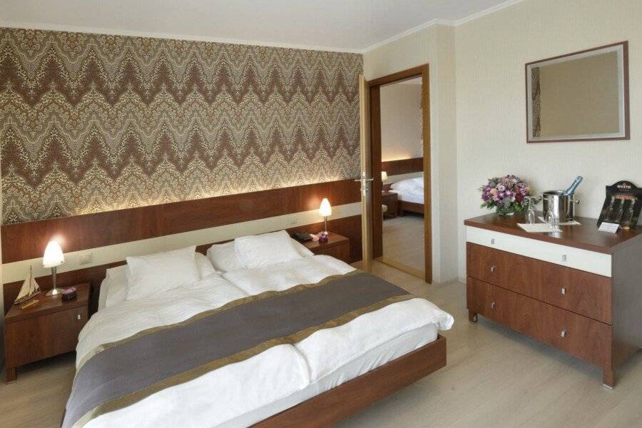 Holiday Beach Budapest Wellness Hotel with Sauna Park hotel bedroom