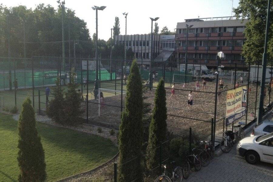 Holiday Beach Budapest Wellness Hotel with Sauna Park tennis