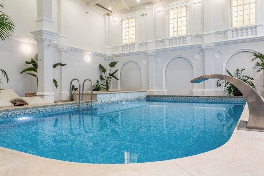 Queen's Court Hotel & Residence indoor pool,spa