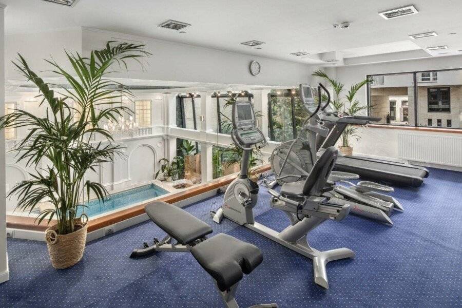 Queen's Court Hotel & Residence fitness centre, indoor pool