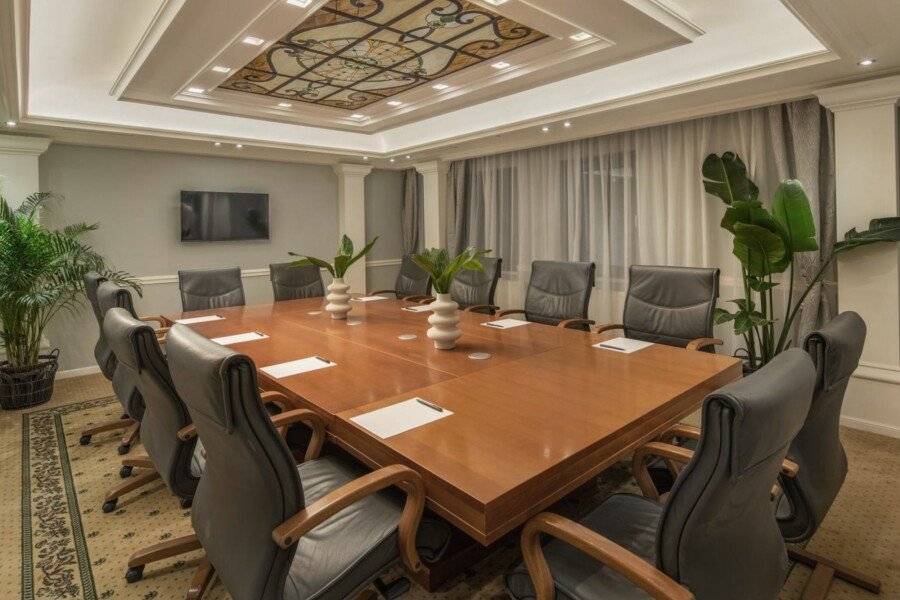 Queen's Court Hotel & Residence conference room