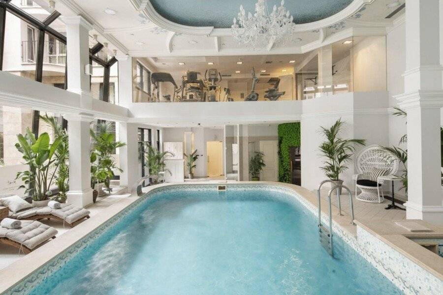 Queen's Court Hotel & Residence indoor pool,spa