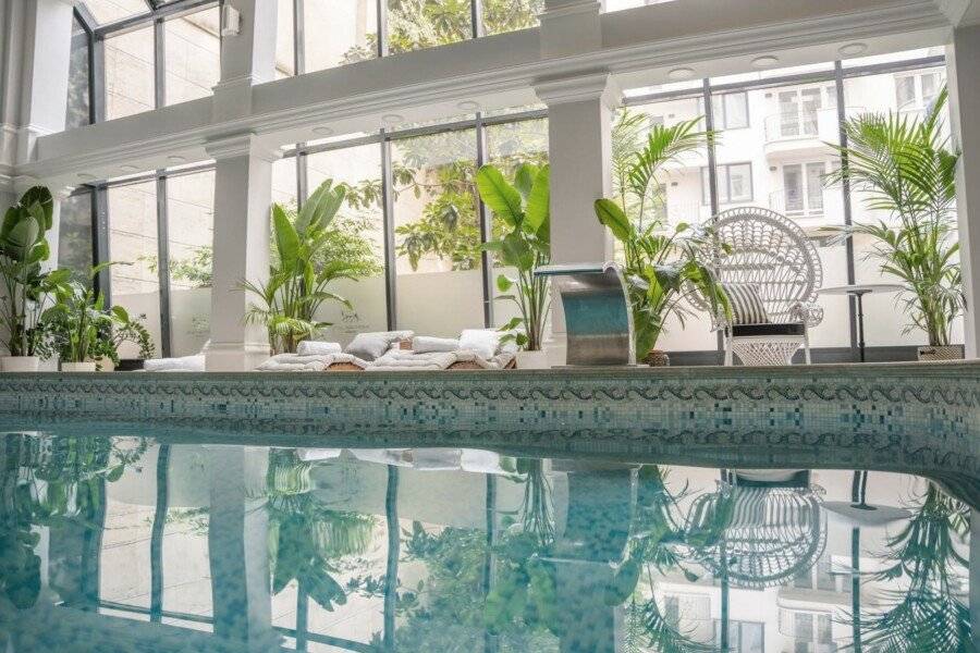 Queen's Court Hotel & Residence indoor pool,spa