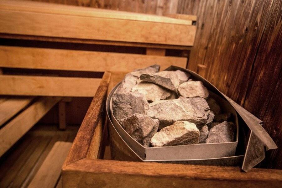 Queen's Court Hotel & Residence sauna