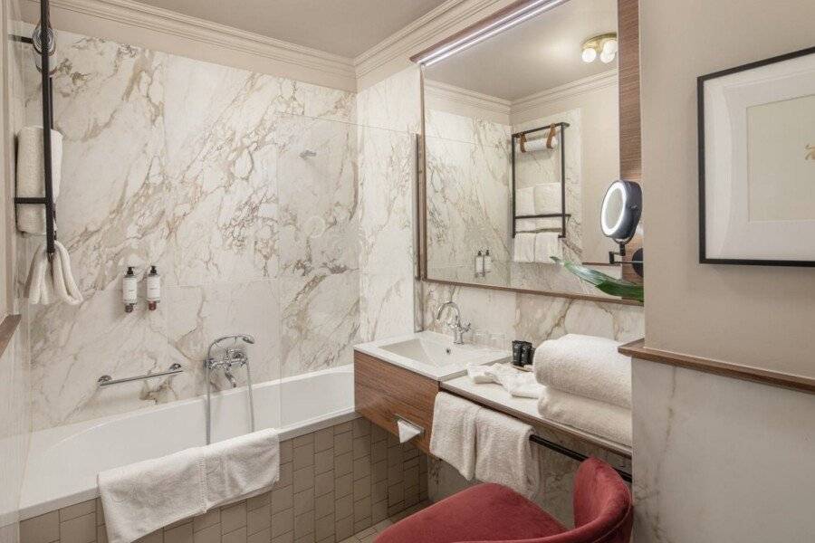 Queen's Court Hotel & Residence bathtub