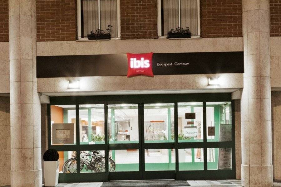 Ibis Budapest Centrum facade,front desk