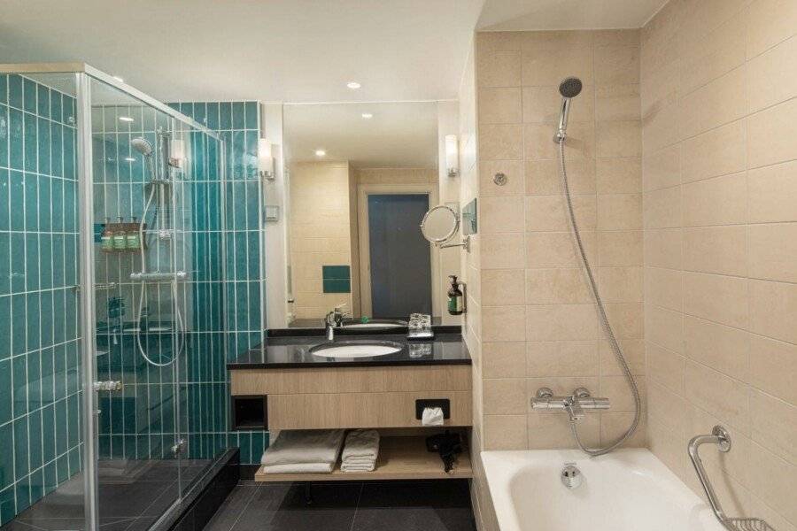 Crowne Plaza Budapest, an IHG Hotel bathtub