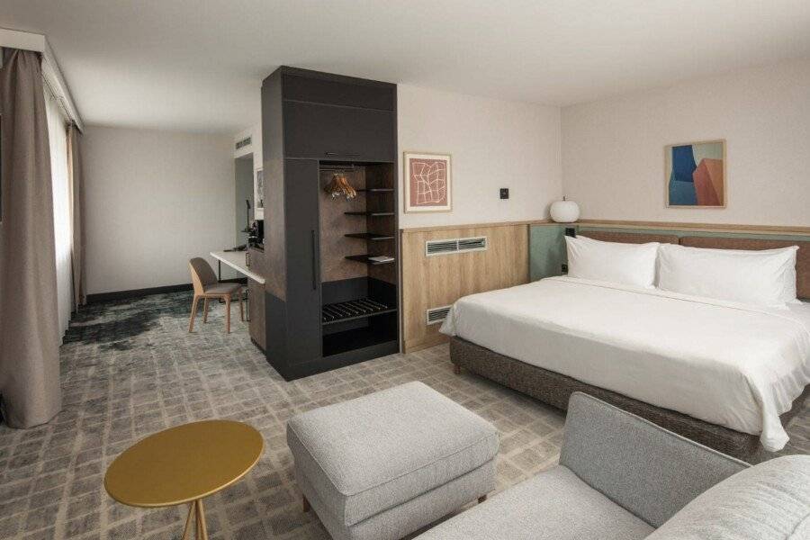 Crowne Plaza Budapest, an IHG Hotel hotel bedroom