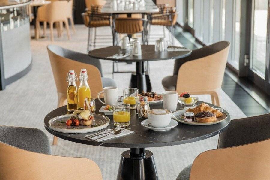 Crowne Plaza Budapest, an IHG Hotel restaurant, breakfast