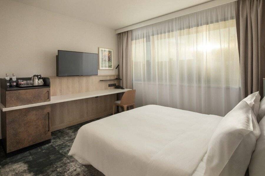 Crowne Plaza Budapest, an IHG Hotel hotel bedroom