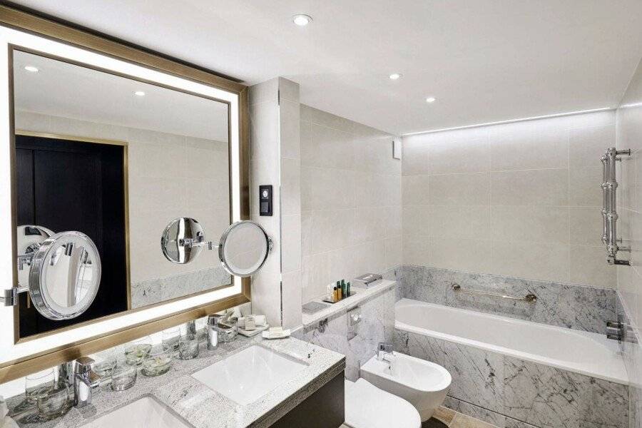 Hilton Budapest bathtub